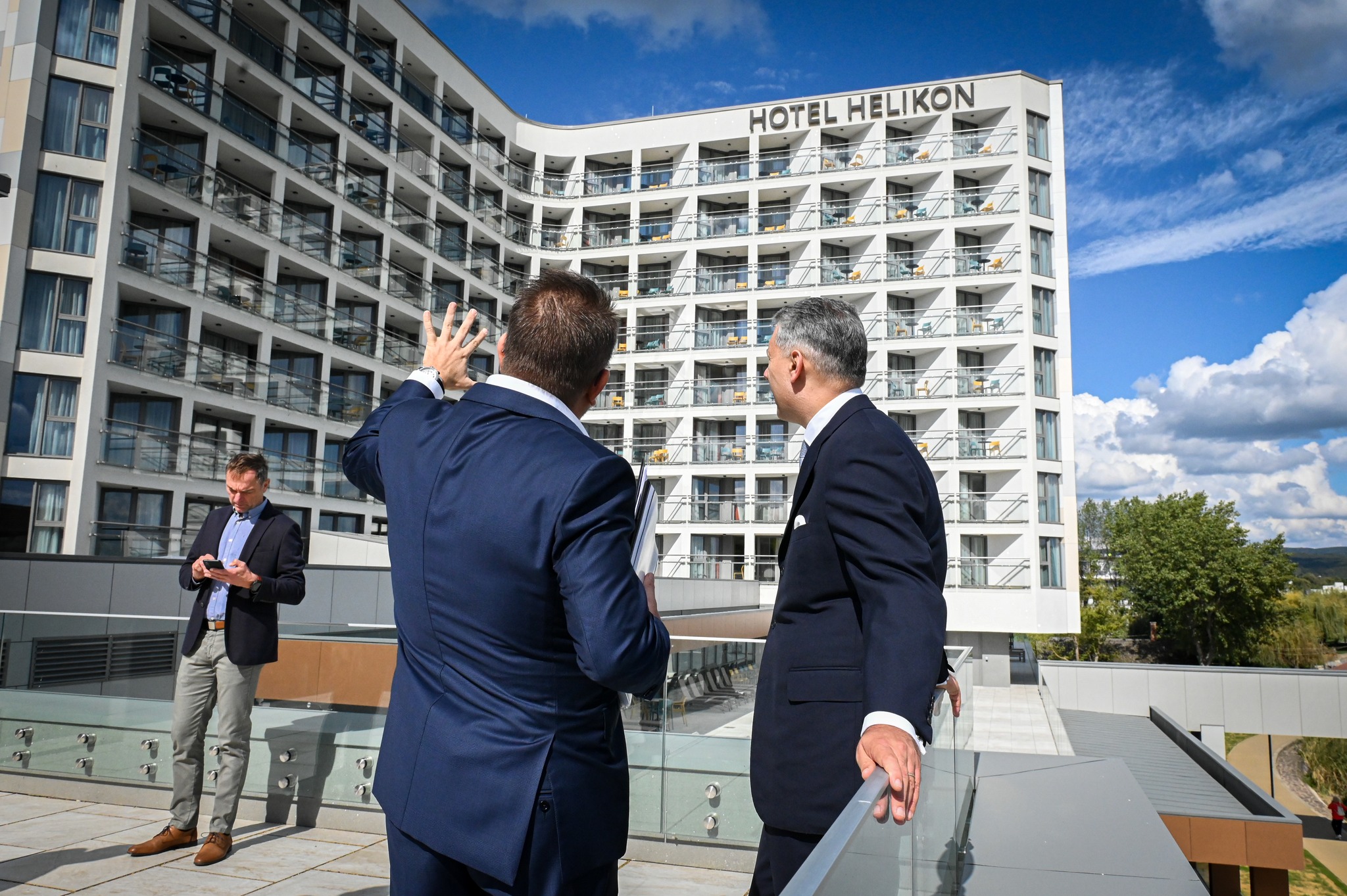 Szalagot vágtak: nagy pillanat Keszthely életében a Helikon Hotel felújítás utáni hivatalos újranyitása