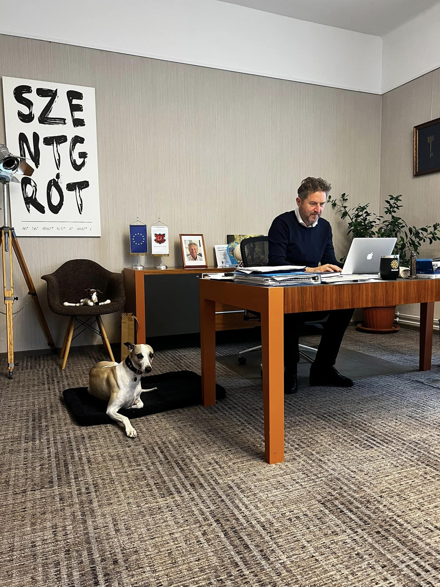 A zalaszentgróti polgármester a kutyájával Pixel-el tölti az állatok világnapját
