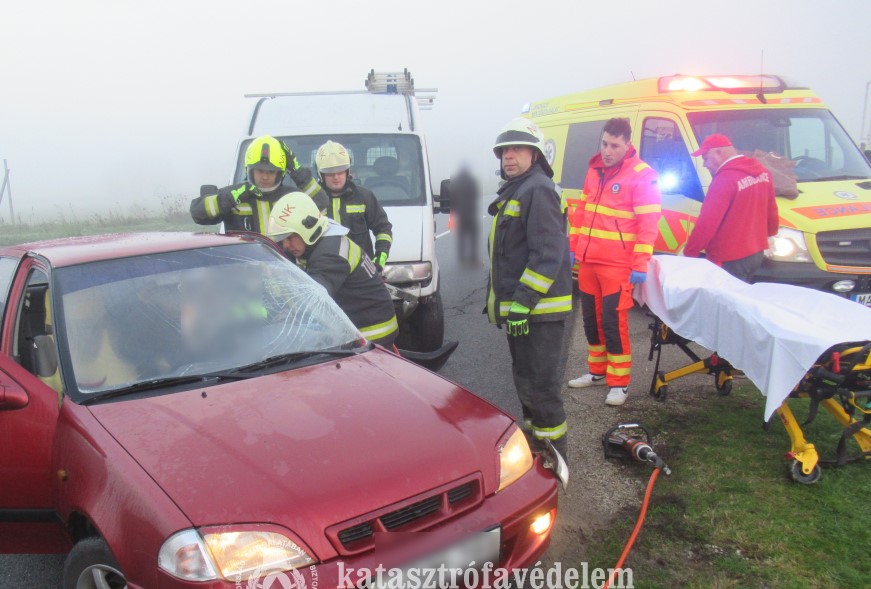 Így mentették a tűzoltók az autójába szorult sofőrt a baleset után