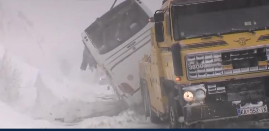 Óriási havazás volt Horvátországban - közlekedési dugók, elakadt autók az utakon. Videó