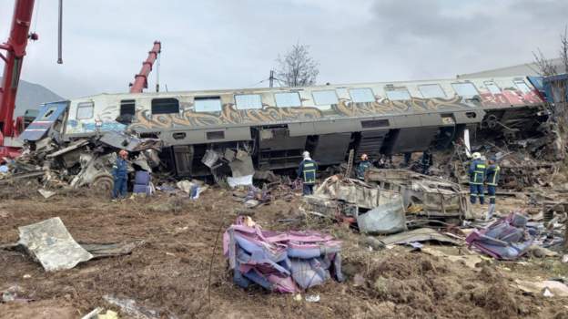 Lemondott a görög közlekedési miniszter - további túlélők után kutatnak a vonatkatasztrófa helyszínén
