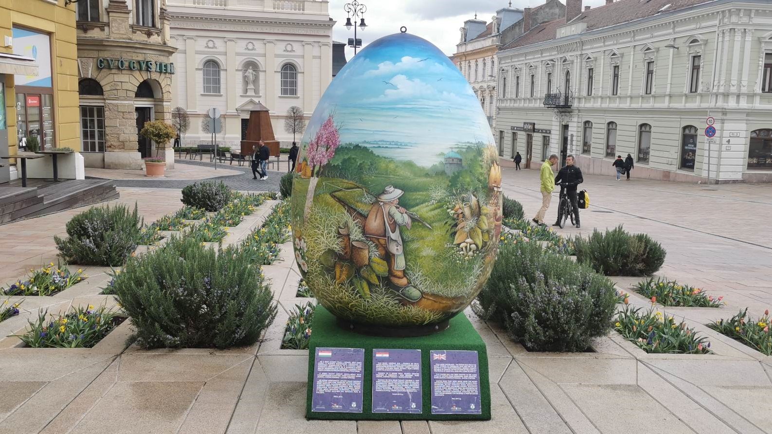 Felállították a húsvéti tojást Pécs főterén