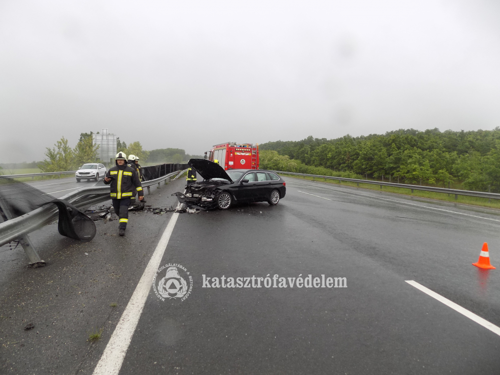 Szalagkorlátnak ütközött egy autó az M7-es autópályán, Balatonszentgyörgy térségében