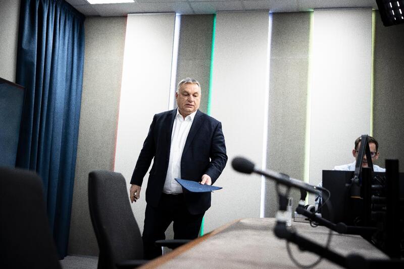 Orban_radio_MTI_Miniszterelnoki_Sajtoiroda_Fischer_Zoltan.jpg