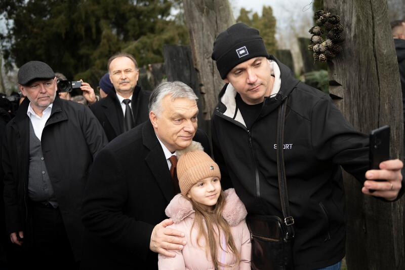 Orban_szelfi_MTI_Miniszterelnoki_Sajtoiroda_Benko_Vivien_Che.jpg